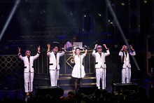 スタンドマイクを使って「Supreme」をパフォーマンスするPES、RYO-Z、ILMARI、SUと宮原永海。