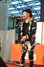 「Timer Set」を歌唱するSEAMO。