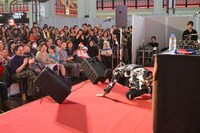 「I'm Sorry」で土下座をするSEAMO。