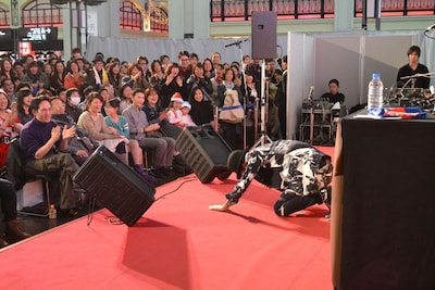 「I'm Sorry」で土下座をするSEAMO。