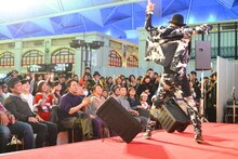 「ルパン・ザ・ファイヤー」でポーズを決めるSEAMO。