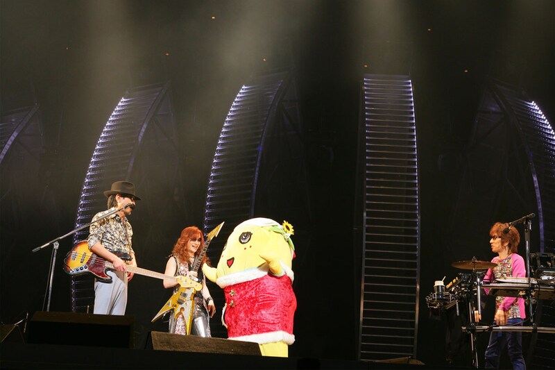 THE ALFEEの日本武道館公演でパフォーマンスするふなっしー。