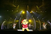 THE ALFEEの日本武道館公演でパフォーマンスするふなっしー。