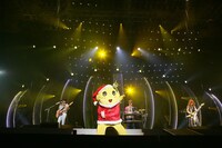 THE ALFEEの日本武道館公演でパフォーマンスするふなっしー。