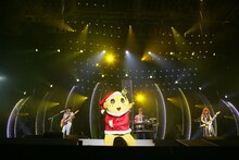 THE ALFEEの日本武道館公演でパフォーマンスするふなっしー。