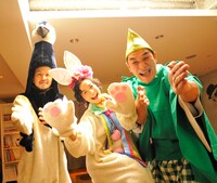 餅つきを行う面々。左からANI（スチャダラパー）、篠原ともえ、ピエール瀧。