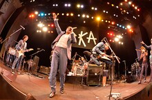 東京スカパラダイスオーケストラ「ライブハウスツアー2013『STAND OUT!』」東京・恵比寿ザ・ガーデンホール公演にて共演する東京スカパラダイスオーケストラと10-FEET。（撮影：三浦憲治）