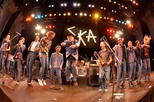 TAKUMA（10-FEET）は飛び跳ねて共演の喜びをあらわにした。（撮影：三浦憲治）