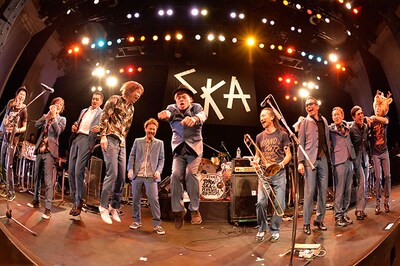 TAKUMA（10-FEET）は飛び跳ねて共演の喜びをあらわにした。（撮影：三浦憲治）