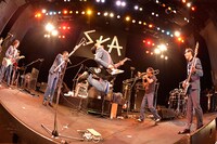 東京スカパラダイスオーケストラ「ライブハウスツアー2013『STAND OUT!』」東京・恵比寿ザ・ガーデンホール公演の様子。（撮影：三浦憲治）