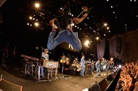 東京スカパラダイスオーケストラ「ライブハウスツアー2013『STAND OUT!』」東京・恵比寿ザ・ガーデンホール公演の様子。（撮影：三浦憲治）