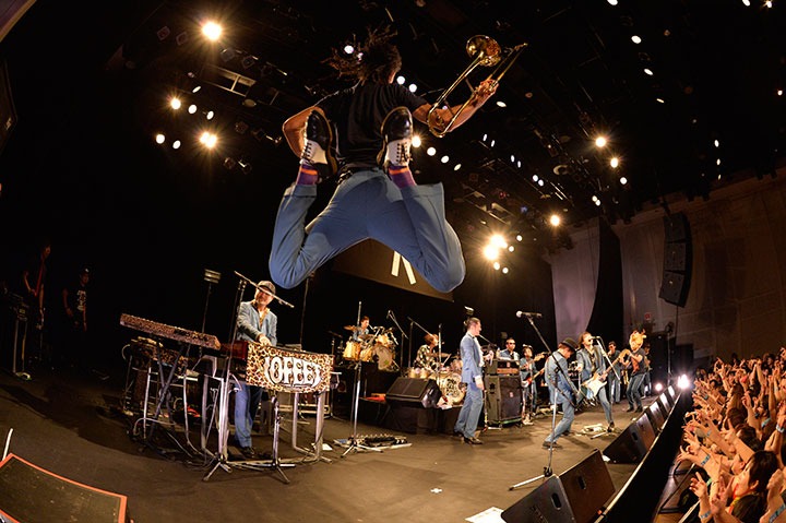 東京スカパラダイスオーケストラ「ライブハウスツアー2013『STAND OUT!』」東京・恵比寿ザ・ガーデンホール公演の様子。（撮影：三浦憲治）