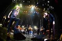 THE BAWDIESとイーライ・ペーパーボーイ・リードのセッションの様子。（撮影：橋本塁）