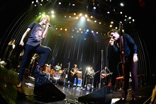 THE BAWDIESとイーライ・ペーパーボーイ・リードのセッションの様子。（撮影：橋本塁）