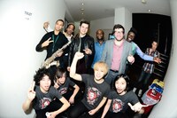 ライブ終了後のTHE BAWDIESとイーライ・ペーパーボーイ・リード。（撮影：橋本塁）