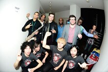 ライブ終了後のTHE BAWDIESとイーライ・ペーパーボーイ・リード。（撮影：橋本塁）