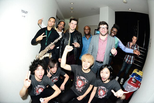 ライブ終了後のTHE BAWDIESとイーライ・ペーパーボーイ・リード。（撮影：橋本塁）