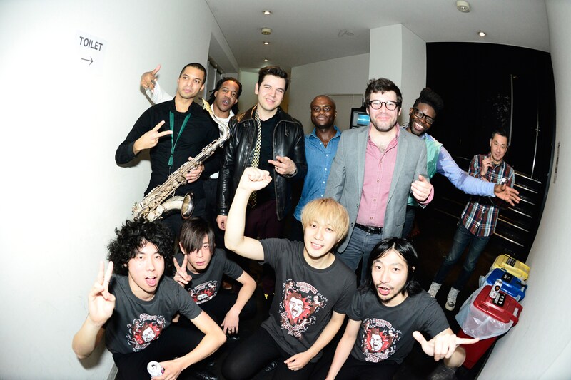 ライブ終了後のTHE BAWDIESとイーライ・ペーパーボーイ・リード。（撮影：橋本塁）