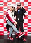VERBALプロデュースによる来春登場のReebokの新作「Coca-Cola PUMP FURY HLS」をアピールするm-flo。