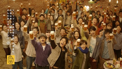 サッポロビール企業CM「みんなのビヤホール」編のワンシーン。最前列左から奥田民生、妻夫木聡、滝川クリステル。