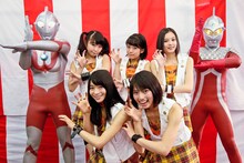 ウルトラマンやウルトラセブンと記念撮影をするベイビーレイズ。