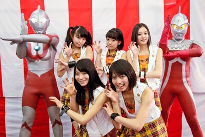 ウルトラマンやウルトラセブンと記念撮影をするベイビーレイズ。