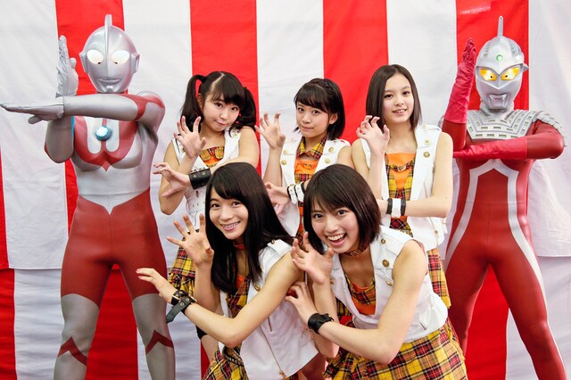ウルトラマンやウルトラセブンと記念撮影をするベイビーレイズ。