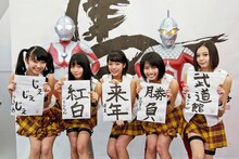 決意表明の書き初めを手にしたベイビーレイズ。