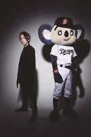 今週の人気の画像5位は「ラルクyukihiro×ドアラ、仲良しピクニック写真解禁」より、左がyukihiro、右がドアラ。