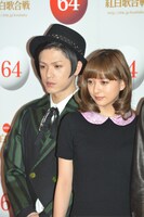 写真撮影に臨むAAAのメンバー。