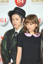 写真撮影に臨むAAAのメンバー。