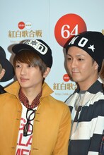 写真撮影に臨むAAAのメンバー。