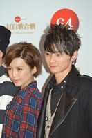 写真撮影に臨むAAAのメンバー。