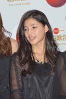 E-girlsの会見の様子。