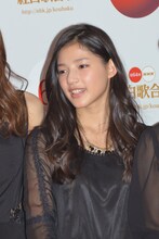 E-girlsの会見の様子。