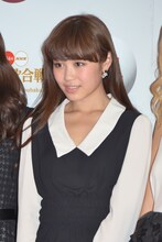 E-girlsの会見の様子。