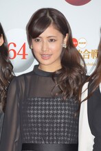 E-girlsの会見の様子。