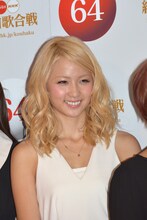 E-girlsの会見の様子。