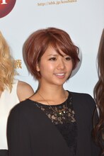 E-girlsの会見の様子。