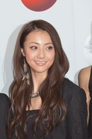 E-girlsの会見の様子。