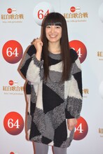 ガッツポーズで意気込みをみせるmiwa。