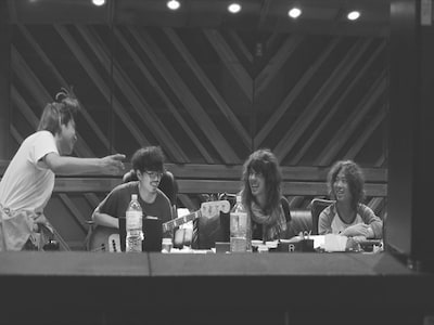 OKAMOTO'S「虹」ビデオクリップのワンシーン。