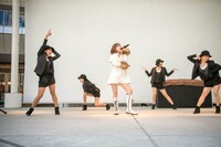 ダンサー4人を従えて8thシングル「ViViD」を歌うMay'n。