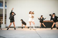 ダンサー4人を従えて8thシングル「ViViD」を歌うMay'n。