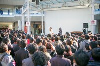 ニューシングル「今日に恋色」についてトークするMay'nとkz。