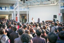 ニューシングル「今日に恋色」についてトークするMay'nとkz。