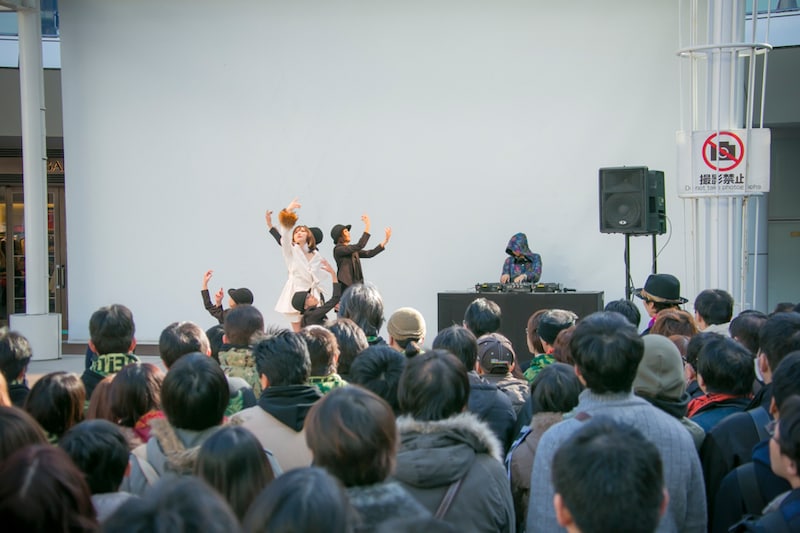 May'nとkz（livetune）によるコラボレーション。