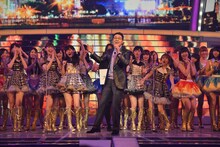 AKB48と一緒に「博多ア・ラ・モード」のリハーサルを行う五木ひろし。