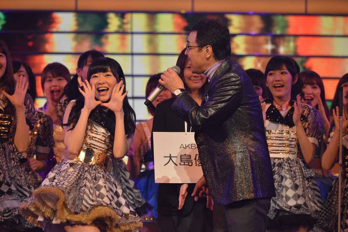AKB48と一緒に「博多ア・ラ・モード」のリハーサルを行う五木ひろし。