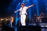 ViViD「OVER THE LIMIT ～genesis～」の様子。